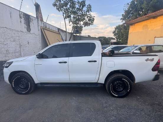 TOYOTA-HILUX-2024
