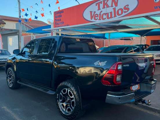 TOYOTA-HILUX-2.8 D-4D TURBO DIESEL CD SRX 4X4 AUTOMÁTICO TOYOTA-HILUX-2023