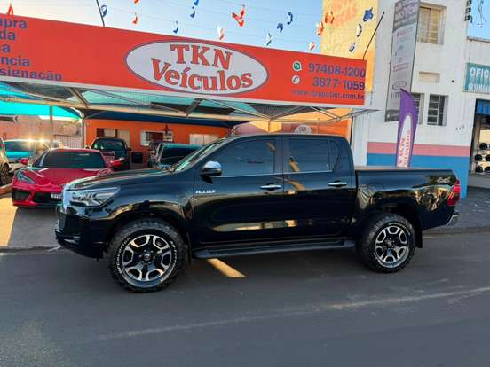TOYOTA-HILUX-2.8 D-4D TURBO DIESEL CD SRX 4X4 AUTOMÁTICO TOYOTA-HILUX-2023