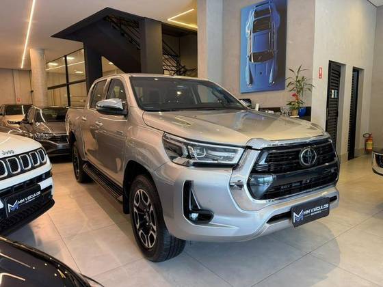 TOYOTA HILUX 2.8 D-4D TURBO DIESEL CD SRX 4X4 AUTOMÁTICO