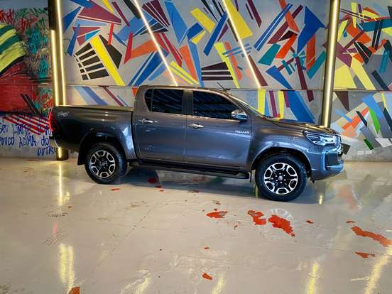 TOYOTA-HILUX-2.8 D-4D TURBO DIESEL CD SRX 4X4 AUTOMÁTICO TOYOTA-HILUX-2022