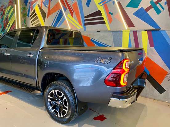 TOYOTA-HILUX-2.8 D-4D TURBO DIESEL CD SRX 4X4 AUTOMÁTICO TOYOTA-HILUX-2022