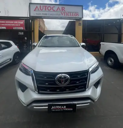 TOYOTA HILUX SW4 2.8 D-4D TURBO DIESEL SRX 4X4 AUTOMÁTICO