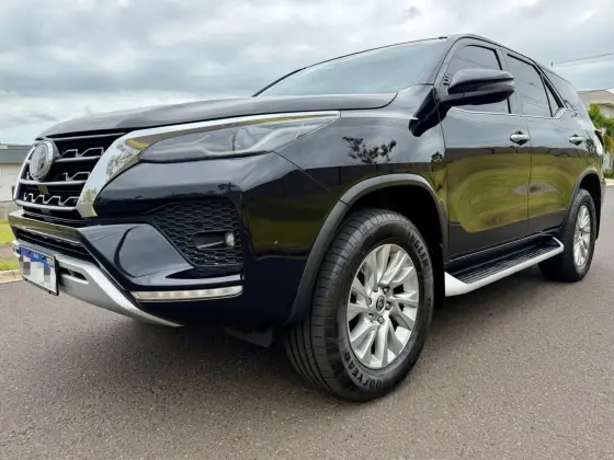 TOYOTA HILUX SW4 2.8 D-4D TURBO DIESEL SRX 7L 4X4 AUTOMÁTICO