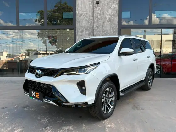 TOYOTA HILUX SW4 2.8 D-4D TURBO DIESEL SRX PLATINUM 4X4 AUTOMÁTICO