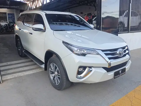 TOYOTA HILUX SW4 2.8 SRX 4X4 7 LUGARES 16V TURBO INTERCOOLER DIESEL 4P AUTOMÁTICO