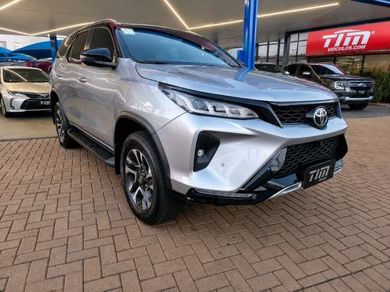 TOYOTA-HILUX SW4-2024