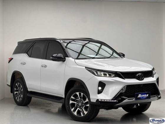 TOYOTA HILUX SW4 2.8 D-4D TURBO DIESEL DIAMOND 7L 4X4 AUTOMÁTICO
