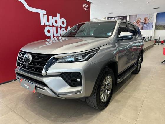 TOYOTA HILUX SW4 2.8 D-4D TURBO DIESEL SRX 7L 4X4 AUTOMÁTICO