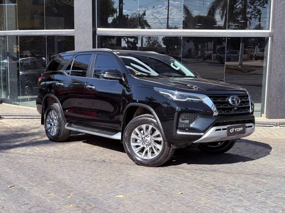 TOYOTA HILUX SW4 2.8 D-4D TURBO DIESEL SRX 7L 4X4 AUTOMÁTICO