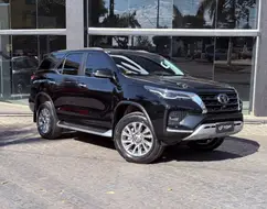 TOYOTA HILUX SW4 2.8 D-4D TURBO DIESEL SRX 7L 4X4 AUTOMÁTICO TOYOTA HILUX SW4 2.8 D-4D TURBO DIESEL SRX 7L 4X4 AUTOMÁTICO