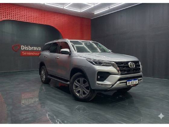 TOYOTA HILUX SW4 2.8 D-4D TURBO DIESEL SRX 7L 4X4 AUTOMÁTICO