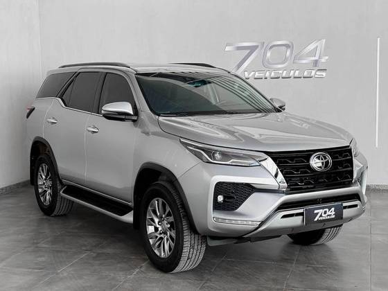 TOYOTA HILUX SW4 2.8 D-4D TURBO DIESEL SRX 7L 4X4 AUTOMÁTICO