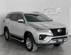 TOYOTA HILUX SW4 2.8 D-4D TURBO DIESEL SRX 7L 4X4 AUTOMÁTICO TOYOTA HILUX SW4 2.8 D-4D TURBO DIESEL SRX 7L 4X4 AUTOMÁTICO