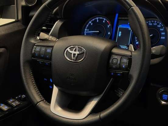 TOYOTA-HILUX SW4-2.8 D-4D TURBO DIESEL SRX PLATINUM 4X4 AUTOMÁTICO TOYOTA-HILUX SW4-2024