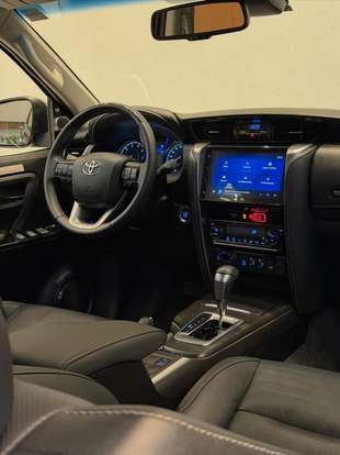 TOYOTA-HILUX SW4-2024