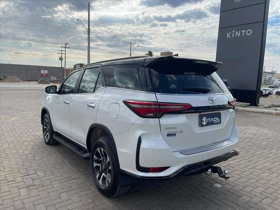 TOYOTA-HILUX SW4-2024