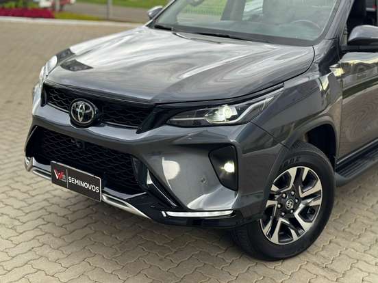 TOYOTA-HILUX SW4-2023