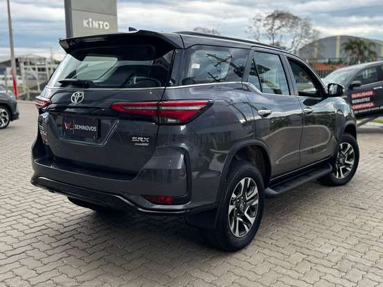 TOYOTA-HILUX SW4-2023