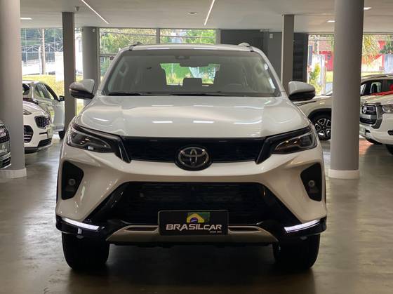 TOYOTA HILUX SW4 2.8 D-4D TURBO DIESEL SRX PLATINUM 4X4 AUTOMÁTICO