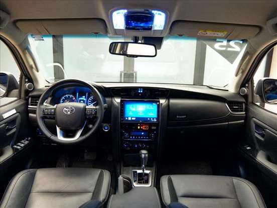 TOYOTA-HILUX SW4-2025