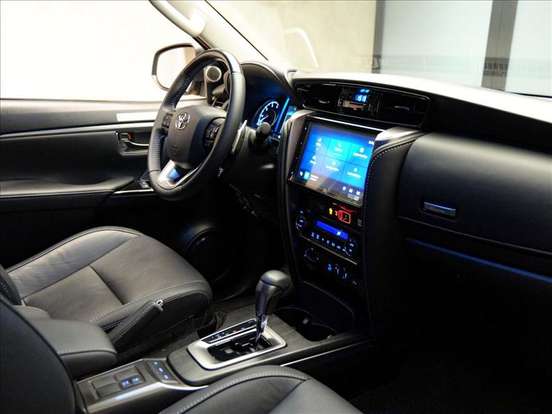 TOYOTA-HILUX SW4-2025