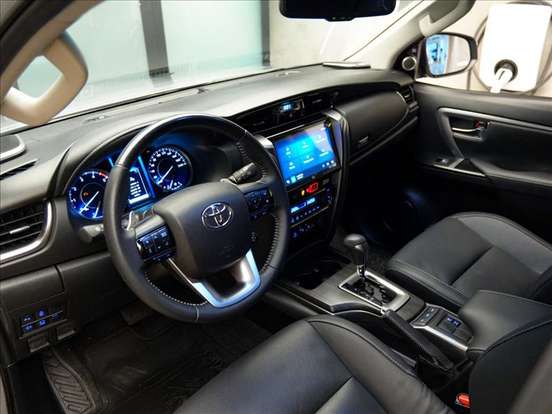 TOYOTA-HILUX SW4-2.8 D-4D TURBO DIESEL SRX PLATINUM 7L 4X4 AUTOMÁTICO TOYOTA-HILUX SW4-2025