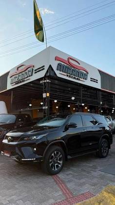 TOYOTA HILUX SW4 2.8 D-4D TURBO DIESEL SRX PLATINUM 7L 4X4 AUTOMÁTICO