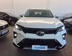 TOYOTA HILUX SW4 2.8 D-4D TURBO DIESEL SRX PLATINUM 7L 4X4 AUTOMÁTICO TOYOTA HILUX SW4 2.8 D-4D TURBO DIESEL SRX PLATINUM 7L 4X4 AUTOMÁTICO