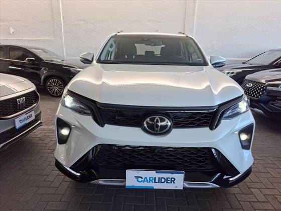 TOYOTA HILUX SW4 2.8 D-4D TURBO DIESEL SRX PLATINUM 7L 4X4 AUTOMÁTICO