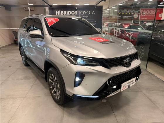 TOYOTA HILUX SW4 2.8 D-4D TURBO DIESEL SRX PLATINUM 7L 4X4 AUTOMÁTICO