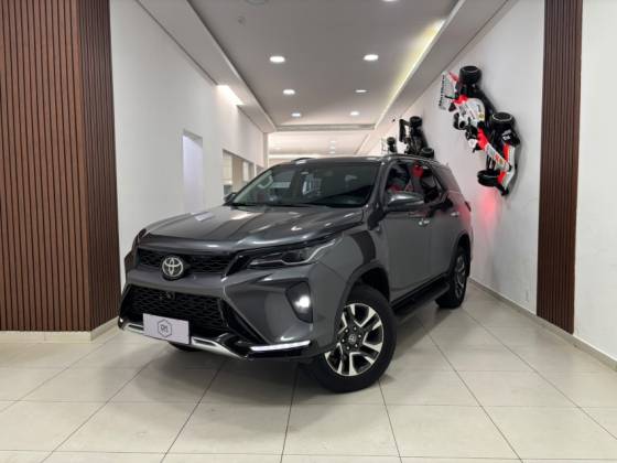 TOYOTA HILUX SW4 2.8 D-4D TURBO DIESEL SRX PLATINUM 7L 4X4 AUTOMÁTICO