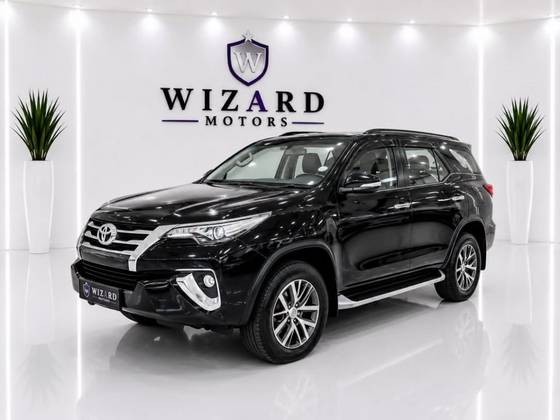 TOYOTA HILUX SW4 2.8 SRX 4X4 7 LUGARES 16V TURBO INTERCOOLER DIESEL 4P AUTOMÁTICO