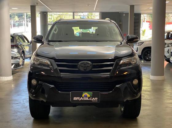 TOYOTA HILUX SW4 2.8 SRX 4X4 7 LUGARES 16V TURBO INTERCOOLER DIESEL 4P AUTOMÁTICO