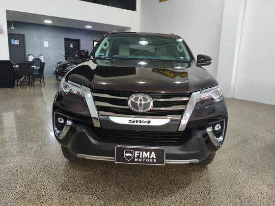 TOYOTA HILUX SW4 2.8 SRX DIAMOND 4X4 7 LUGARES 16V TURBO INTERCOOLER DIESEL 4P AUTOMÁTICO