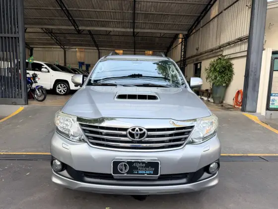 TOYOTA HILUX SW4 3.0 SRV 4X4 7 LUGARES 16V TURBO INTERCOOLER DIESEL 4P AUTOMÁTICO