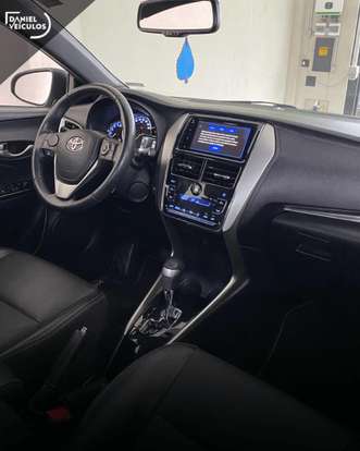 TOYOTA-YARIS-2019
