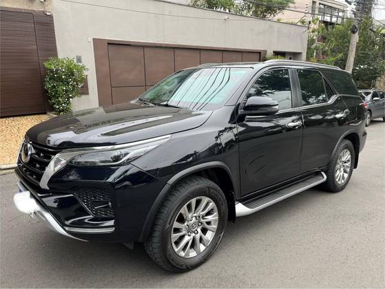 TOYOTA HILUX SW4 2.8 D-4D TURBO DIESEL SRX 7L 4X4 AUTOMÁTICO