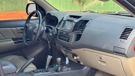 TOYOTA-HILUX SW4-2011
