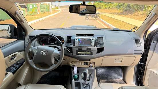 TOYOTA-HILUX SW4-2011