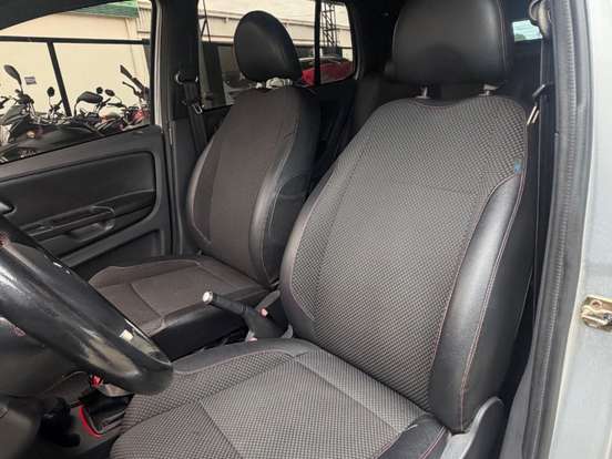VOLKSWAGEN-FOX-1.6 MI ROCK IN RIO 8V FLEX 4P MANUAL VOLKSWAGEN-FOX-2013