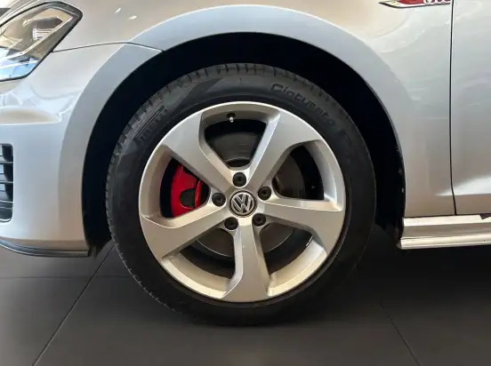 VOLKSWAGEN-GOLF-2017