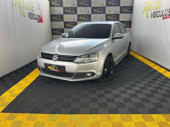 VOLKSWAGEN JETTA 2.0 COMFORTLINE FLEX 4P MANUAL