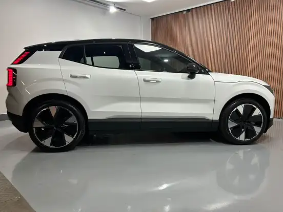 VOLVO-EX30-2024