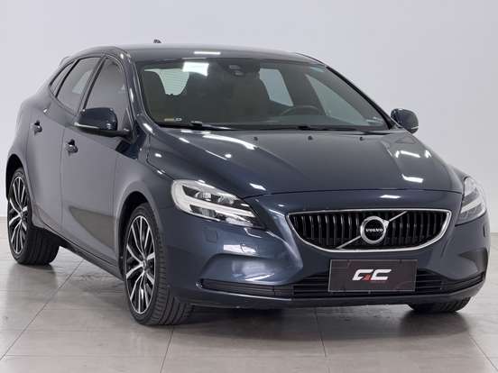 VOLVO-V40-2018
