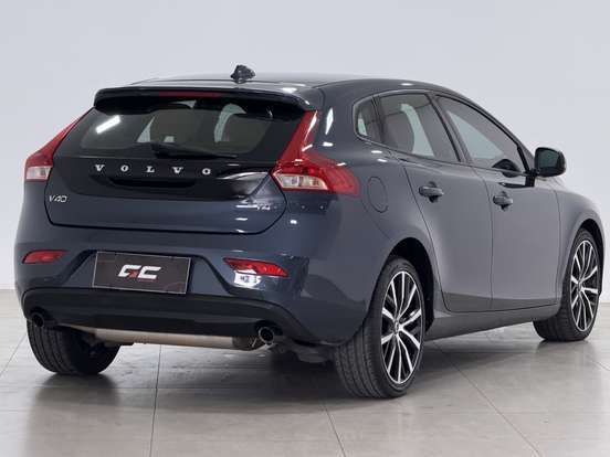 VOLVO-V40-2.0 T4 MOMENTUM GASOLINA 4P AUTOMÁTICO VOLVO-V40-2018