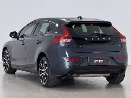 VOLVO-V40-2018