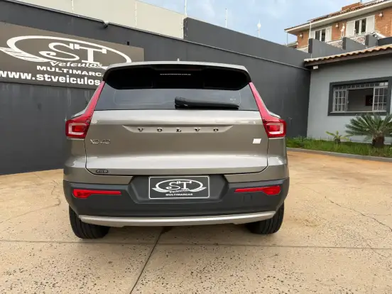VOLVO-XC40-2021