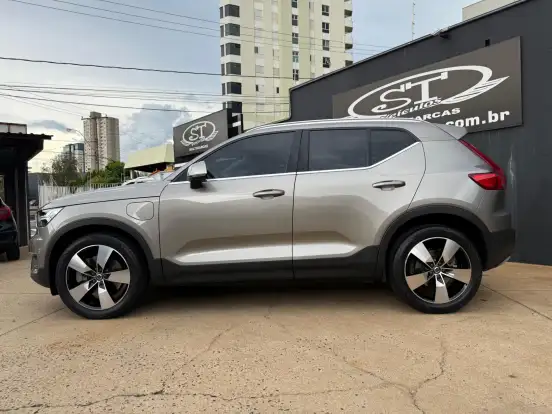 VOLVO-XC40-2021