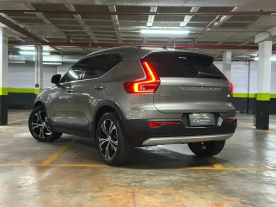 VOLVO-XC40-2021